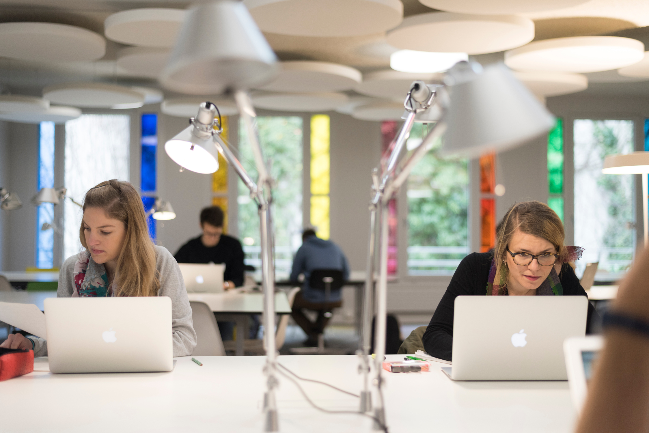 Studierende lernen am PC im Lernoullianum (Petersgraben 45).